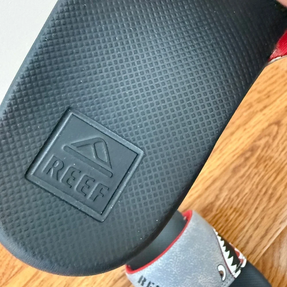 Reef Kids One Slide Shark Graphic Sandals Grey Black Red Size 1 US 32 EUR